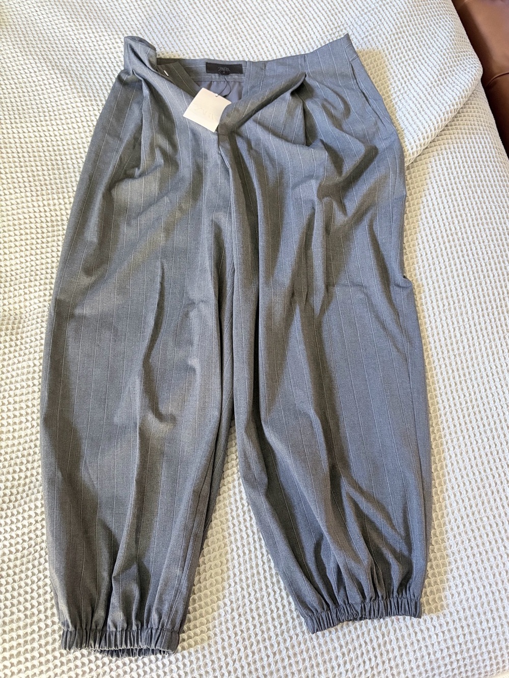 ZARA - Women’s Grey Pinstripe Relaxed Tapered Pants with Elastic Ankle (S)